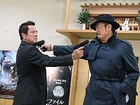 映画の1シーンを再現した千葉真一(右)と谷隼人「ベルリンファイル」