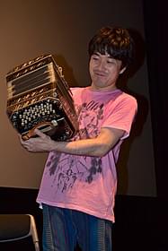 トークとあわせて演奏も披露した小松亮太「25年目の弦楽四重奏」
