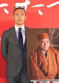 父・團十郎さんとの共演を語った川海老蔵「利休にたずねよ」