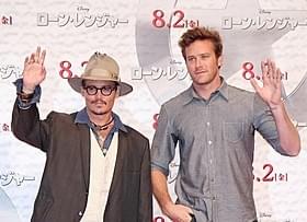 アーミー・ハマー(右)との新作をアピールしたジョニー・デップ「ローン・レンジャー」
