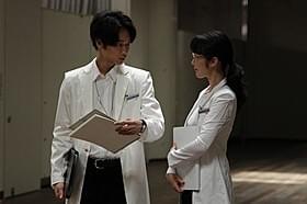 綾野が着ている1点ものの白衣にも注目「シャニダールの花」