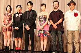 「シャニダールの花」初日舞台挨拶に 立った主演・綾野剛、石井岳龍監督ら「シャニダールの花」