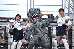 KAIJUと激闘を繰り広げた渡辺(左)としずちゃん(右)「パシフィック・リム」