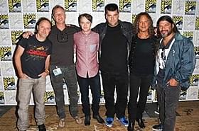 コミコンに登場したメタリカのメンバーとデイン・デハーン(左から3人目)「プレデターズ」