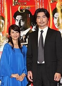 共演する白石美帆と小澤征悦