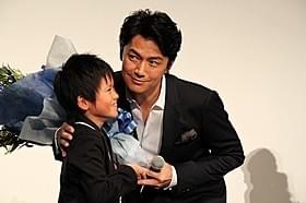 福山雅治と子役の山崎光くん「真夏の方程式」