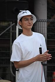 屋外上映に参加した高良健吾「横道世之介」