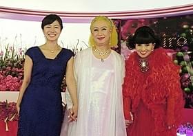 笑みを浮かべる美輪明宏と黒柳徹子、有働由美子アナ「双頭の鷲」