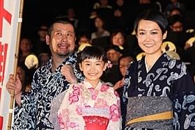 浴衣姿で舞台挨拶に立った(左から) ケンドーコバヤシ、芦田愛菜ちゃん、菊地凛子「パシフィック・リム」