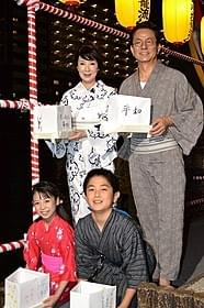 涼しげな浴衣に身を包んだ水谷豊ら「少年H」
