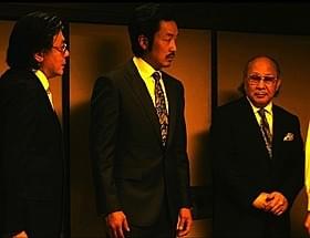 中島武会長(右)の出演シーン「悪いやつら」