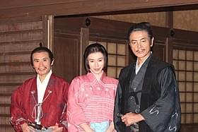会見に出席した(左から)片岡鶴太郎、 中谷美紀、柴田恭兵