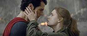 ヒロインのロイスを演じるのはエイミー・アダムス(右)「マン・オブ・スティール」