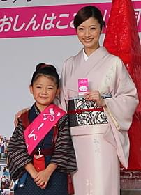 おしんを演じる濱田ここねちゃんと母親役の上戸彩「おしん」