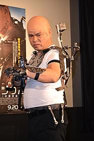 劇中さながらのパワードスーツ姿を披露!「エリジウム」