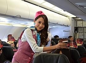 CA姿で機内サービスに挑戦した河北麻友子「鷹の爪GO 美しきエリエール消臭プラス」