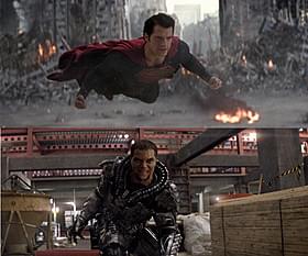 壮絶バトルを展開するスーパーマン(上)とゾッド将軍(下)「マン・オブ・スティール」