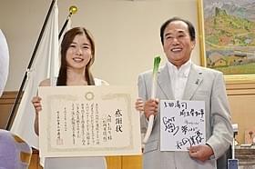松岡茉優(左)と上田清司埼玉県知事