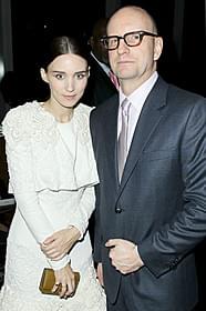ルーニー・マーラ(左)とスティーブ・ソダーバーグ監督「サイド・エフェクト」