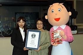 ギネス認定証を受け取った声優・加藤みどり