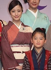 おしんを演じる濱田ここねと母親役の上戸彩「おしん」
