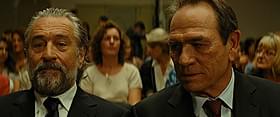 デ・ニーロ(左)とトミー・リー・ジョーンズ(右)の やり取りにも注目「マラヴィータ」