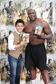 (左より)すっかり意気投合した井戸田とサップ「バレット」