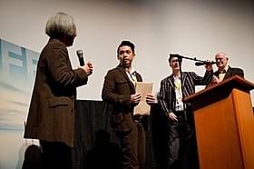 グランプリを受賞し、登壇する池田暁監督(左から2番目)「山守クリップ工場の辺り」