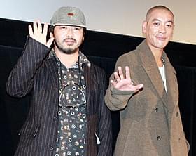 初メガホンをとったジュノ・マック(右)と清水崇監督「魔女の宅急便」