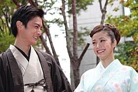和服姿で登場した上戸彩と高良健吾「武士の献立」