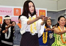 フラダンスを披露した永作博美「四十九日のレシピ」