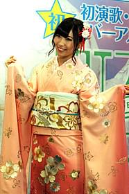 記念イベントに出席した岩佐美咲「つぐない」