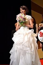 ウエディングドレス姿を披露した桐谷美玲「あさひるばん」