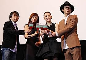 初日挨拶に登壇した北川景子、深田恭子、 高良健吾、古澤健監督が乾杯!「ルームメイト」