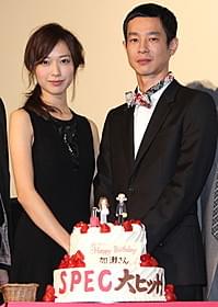 39歳になった加瀬亮を祝う戸田恵梨香「劇場版 SPEC 結(クローズ) 漸(ゼン)ノ篇」