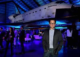 実物のスペースシャトルを前にしたエイブラムス監督「スター・トレック イントゥ・ダークネス」