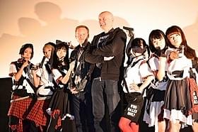 アイドルグループ「BiS」に囲まれた アービン・ウェルシュ氏(中央右)とジョン・S・ベアード監督「フィルス」