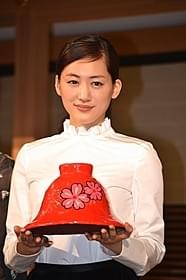 岡田准一とバトンタッチを行った綾瀬はるか