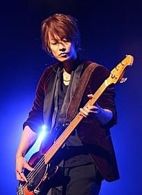ベース演奏を披露した佐藤健「カノジョは嘘を愛しすぎてる」