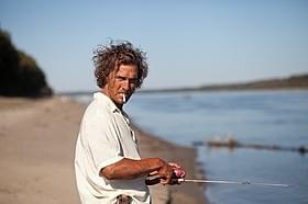 マコノヒー演じるマッドは逃亡犯「MUD マッド」