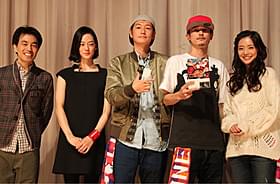 和気あいあいとした初日舞台挨拶となった 「ジ、エクストリーム、スキヤキ」「ジ、エクストリーム、スキヤキ」