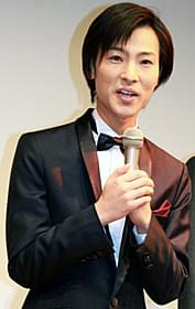 舞台挨拶に立った演歌歌手・山内惠介