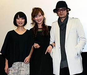 「りんごのうかの少女」初日挨拶に立った (左から)横浜聡子監督、工藤夕貴、永瀬正敏「りんごのうかの少女」