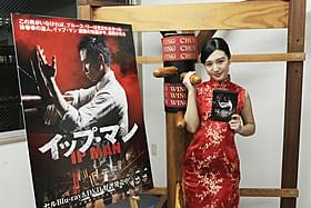 妖艶なチャイナドレス姿でフォトセッションに応じた古川「イップ・マン 序章」