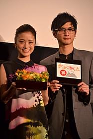 舞台挨拶に立った上戸彩と高良健吾「武士の献立」