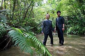 過酷なロケ撮影で生み出された鳳凰島を 右京と亨が駆け抜ける「相棒 劇場版III 巨大密室!特命係 絶海の孤島へ」