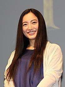 貧乳のヒロインを演じた仲間由紀恵「トリック劇場版 ラストステージ」