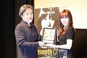 劇場公開を喜ぶ前田敦子と黒沢清監督「Seventh Code」