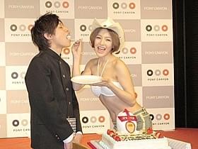 “円山”を演じた平岡拓真と、セクシー美女を演じたRIO「中学生円山」