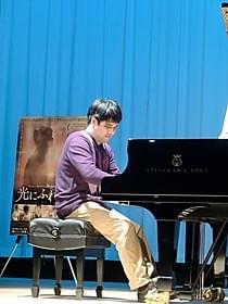美しいピアノ曲を演奏したホアン・ユィシアン「光にふれる」